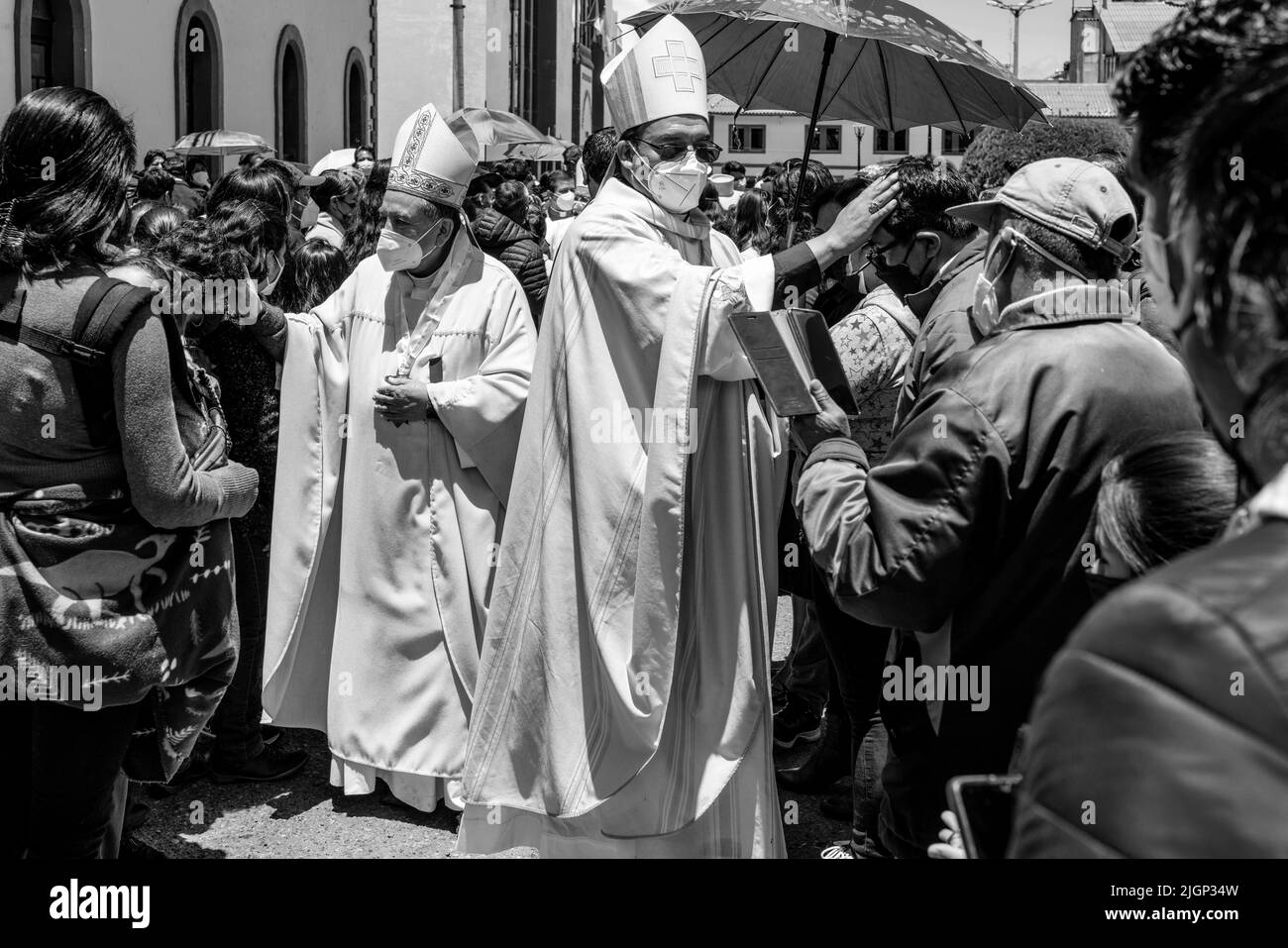 I sacerdoti cattolici benedicono le persone della folla dopo una Messa all'aperto in Plaza De Armas, Puno, Provincia di Puno, Perù. Foto Stock