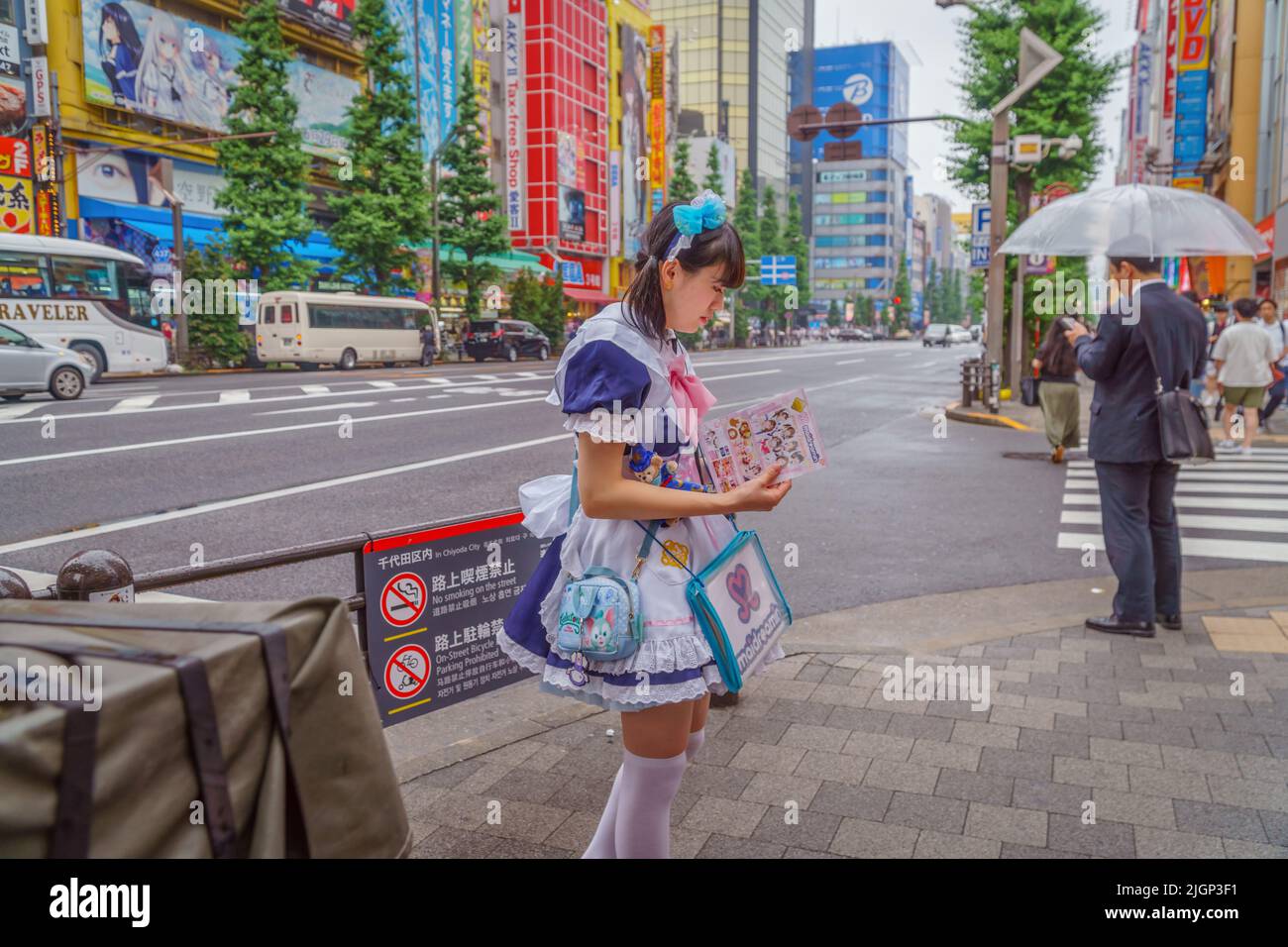 Tokyo, Giappone-15 settembre 2018: Le giovani donne giapponesi vestite come maids promuovono i caffè iconici della cameriera in Akihabara, un'area conosciuta per la sua domestica popolare Foto Stock