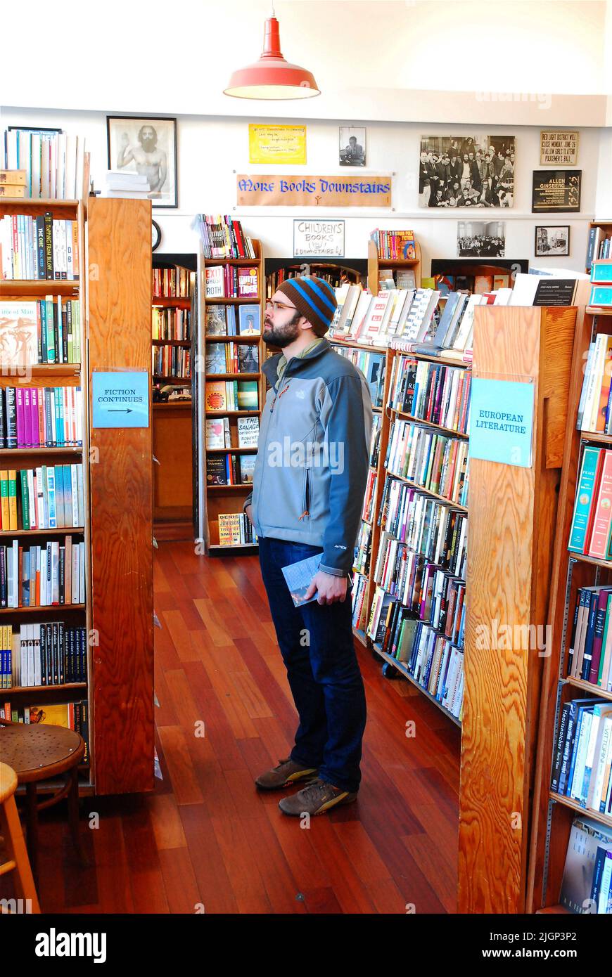 Un uomo adulto dora sugli scaffali della libreria City Lights, a San Francisco, un'operazione di vendita al dettaglio indipendente conosciuta per la letteratura progressiva Foto Stock
