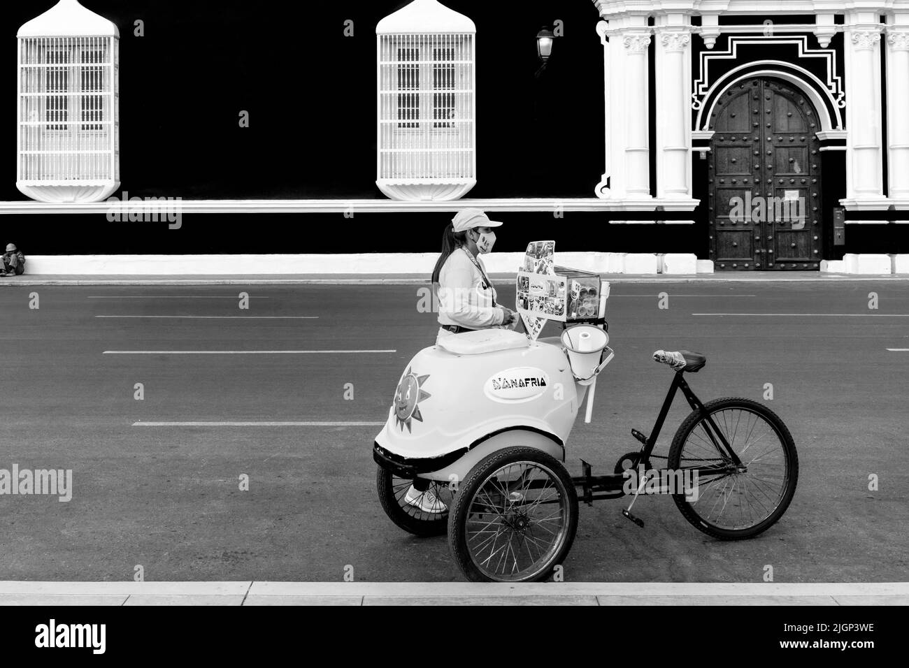 Una donna vende gelati da una bicicletta mobile in Plaza De Armas, Trujillo, la Libertad Regione, Perù. Foto Stock