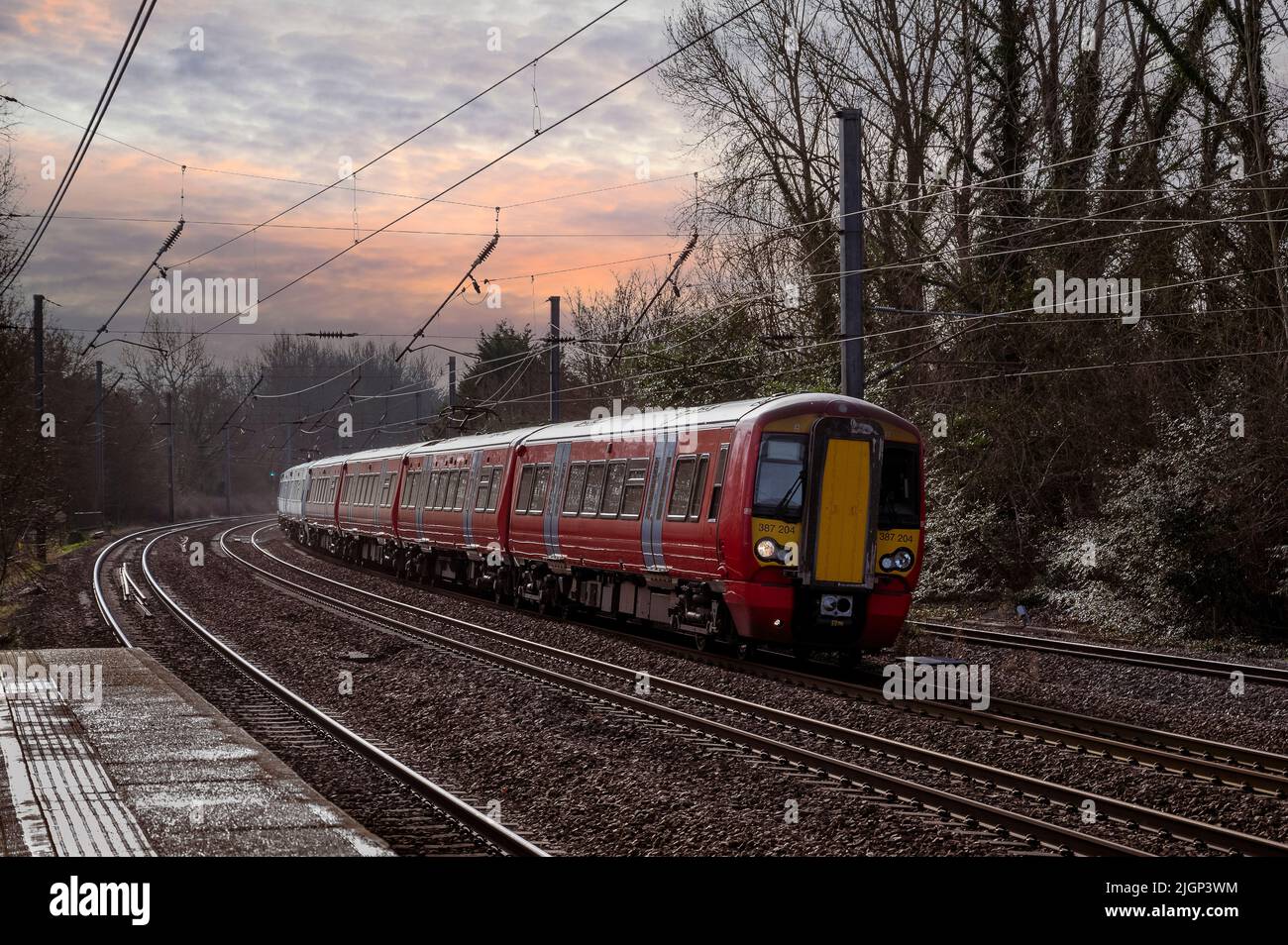 Treno ferroviario britannico classe 387 passeggeri nella livrea Gatwick Express. Foto Stock