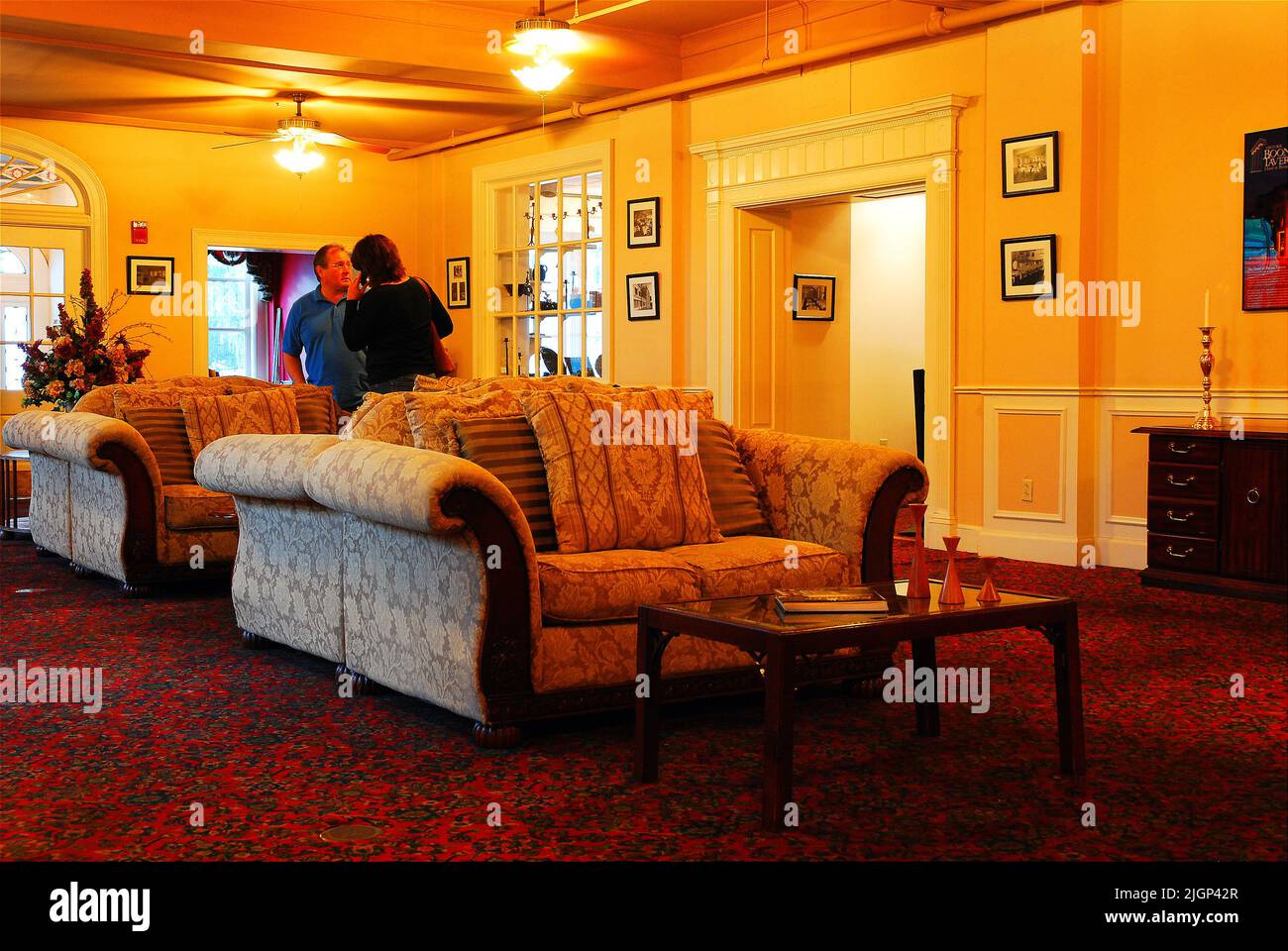 Due viaggiatori parlano mentre si trovano nella hall della Boone Tavern, un hotel storico di Berea, Kentucky Foto Stock
