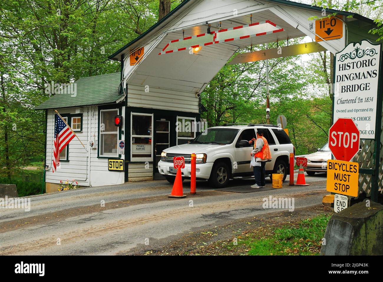 Un'auto è fermata al Dingmans Ferry Bridge tra il New Jersey e la Pennsylvania, uno dei pochi ponti a pedaggio di proprietà privata negli Stati Uniti Foto Stock