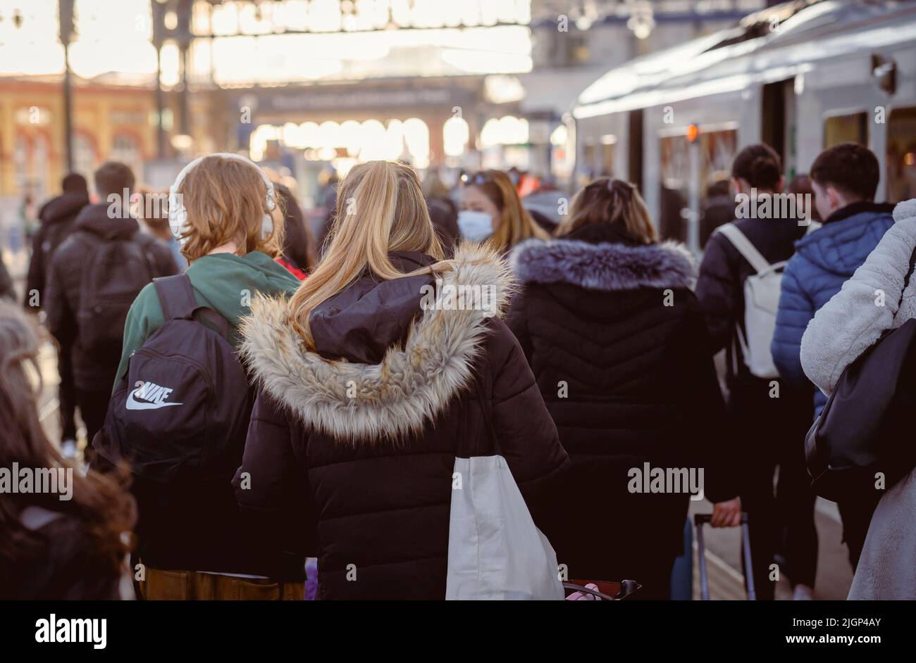 Piattaforma affollata alla stazione ferroviaria di Brighton durante l'ora di punta mattutina, Brighton, Inghilterra. Foto Stock