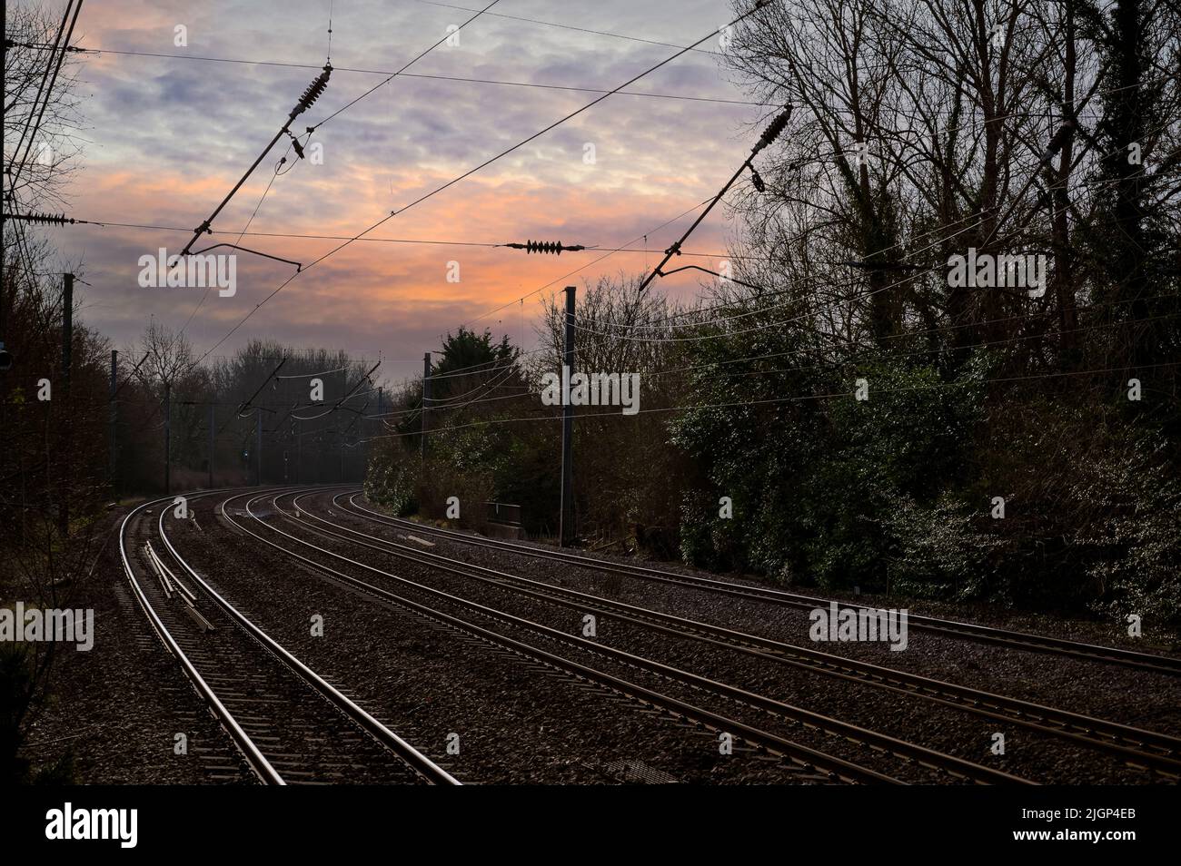 Catenaria e pista sulla West Coast Main Line in un freddo giorno di gennaio in Inghilterra. Foto Stock