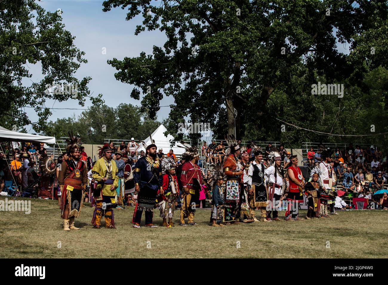 I partecipanti del Pow-wow in attesa del verdetto del giudice durante il festival. Foto Stock