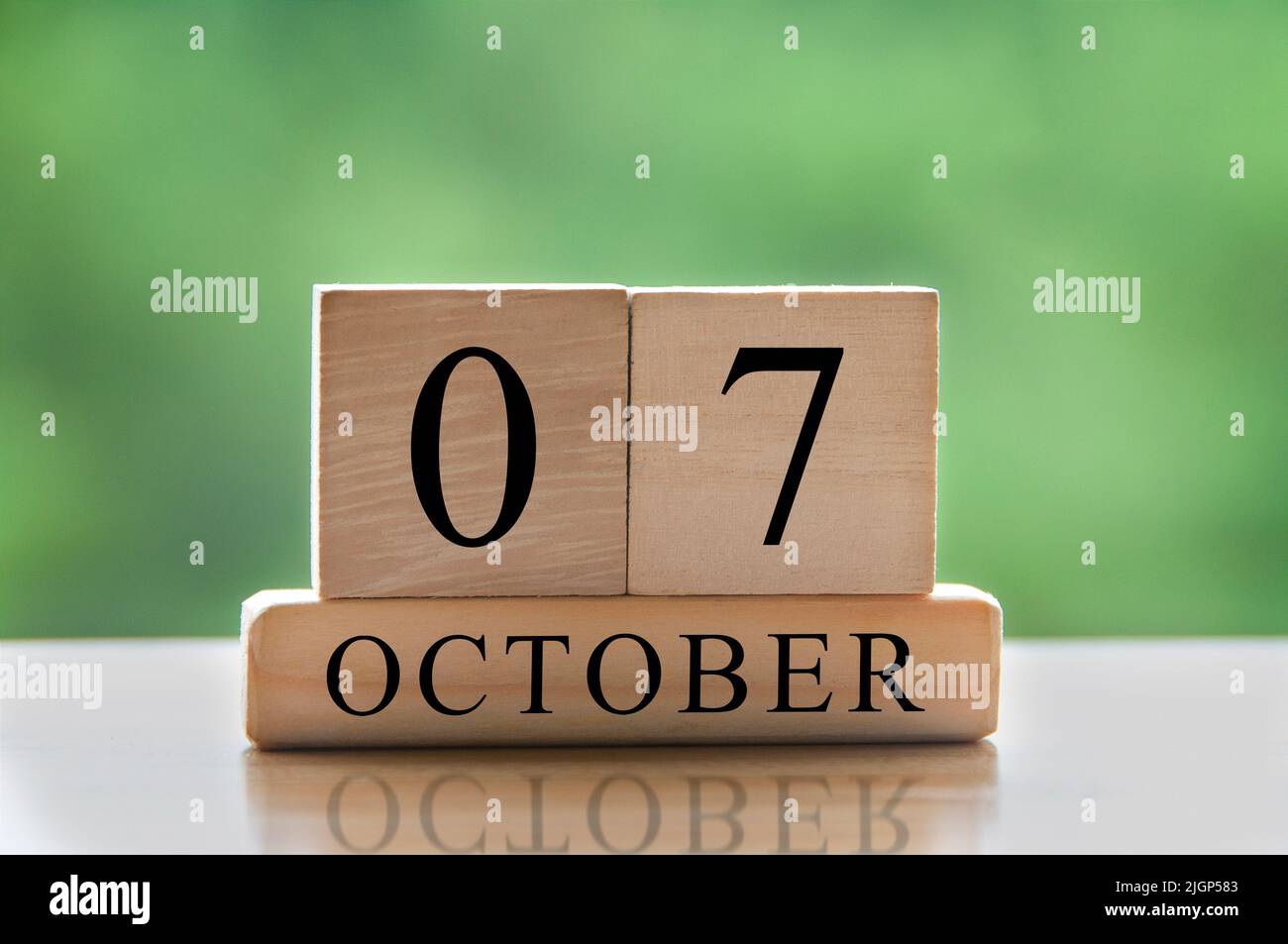 Ottobre 7 data del calendario testo su blocchi di legno con spazio di copia per idee o testo. Copiare il concetto di spazio e calendario Foto Stock