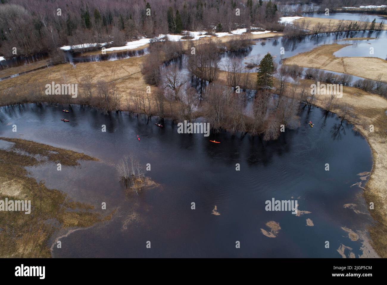 Un'antenna di canoe su un fiume primaverile nel Parco Nazionale Soomaa, Estonia Foto Stock