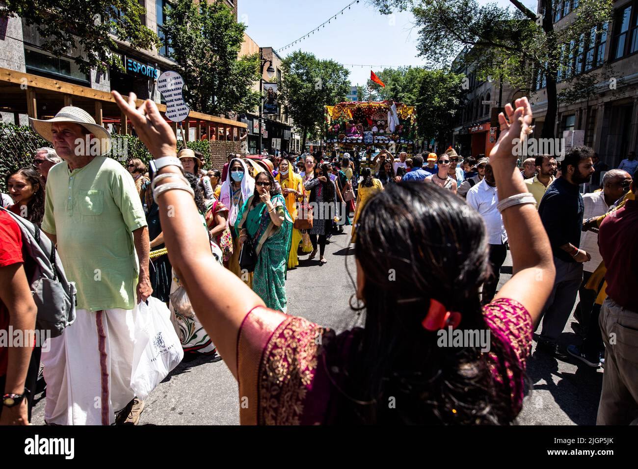 Un devotee saluta il carretto principale durante la celebrazione. Foto Stock