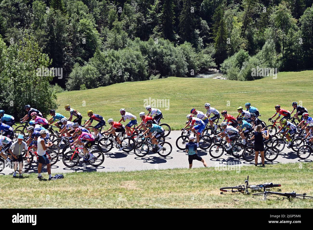 Megeve, Francia. 12th luglio 2022. Il pacchetto di piloti raffigurato in azione durante la tappa dieci della gara ciclistica Tour de France, una gara del 148km da Morzine les Portes du Soleil a Megeve, Francia, martedì 12 luglio 2022. Il Tour de France di quest'anno si svolge dal 01 al 24 luglio 2022. BELGA FOTO DAVID STOCKMAN - UK OUT Credit: Belga News Agency/Alamy Live News Foto Stock