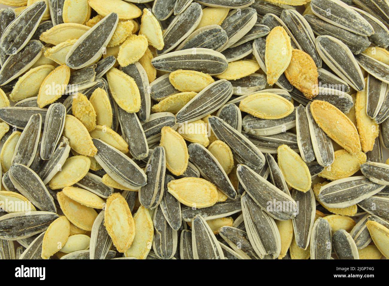 Trama di fondo piena di semi di zucca e girasole salati Foto Stock