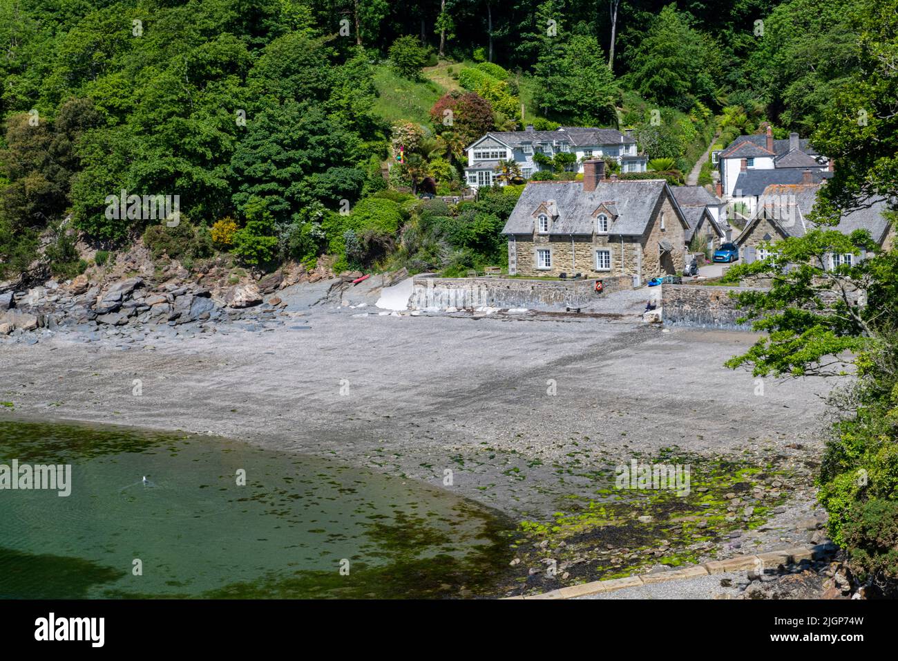 Il piccolo borgo di pescatori incontaminato di Durgan vicino a Falmouth sulla riva nord del fiume Helford Foto Stock