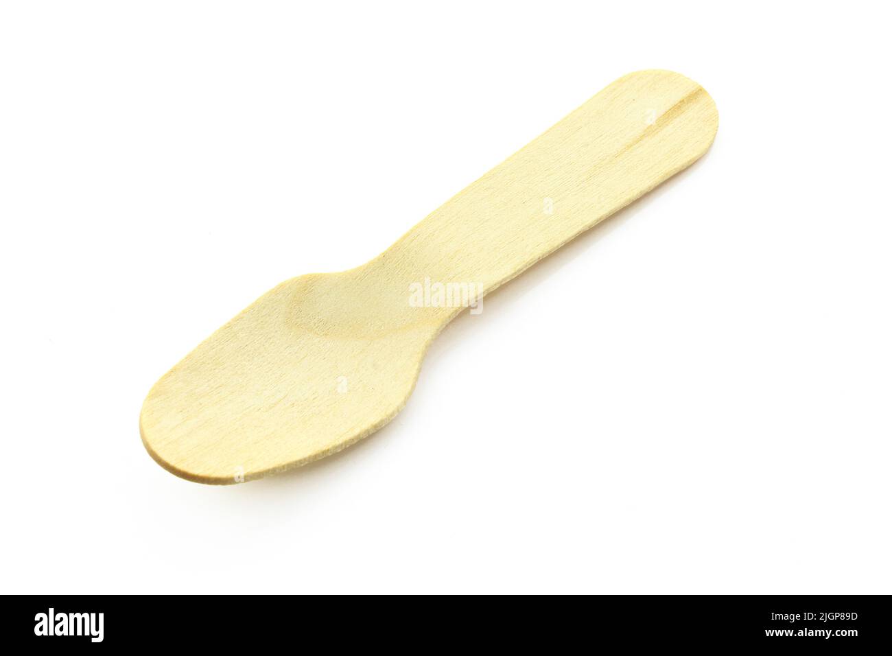 Piccolo cucchiaio di legno isolato su sfondo bianco Foto Stock