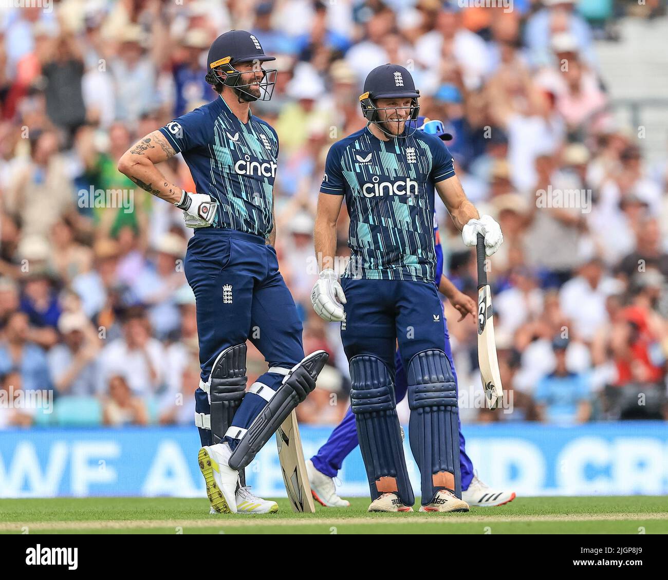 REECE Topley d'Inghilterra pieno di sorrisi dopo aver colpito i suoi primi sei internazionali Foto Stock