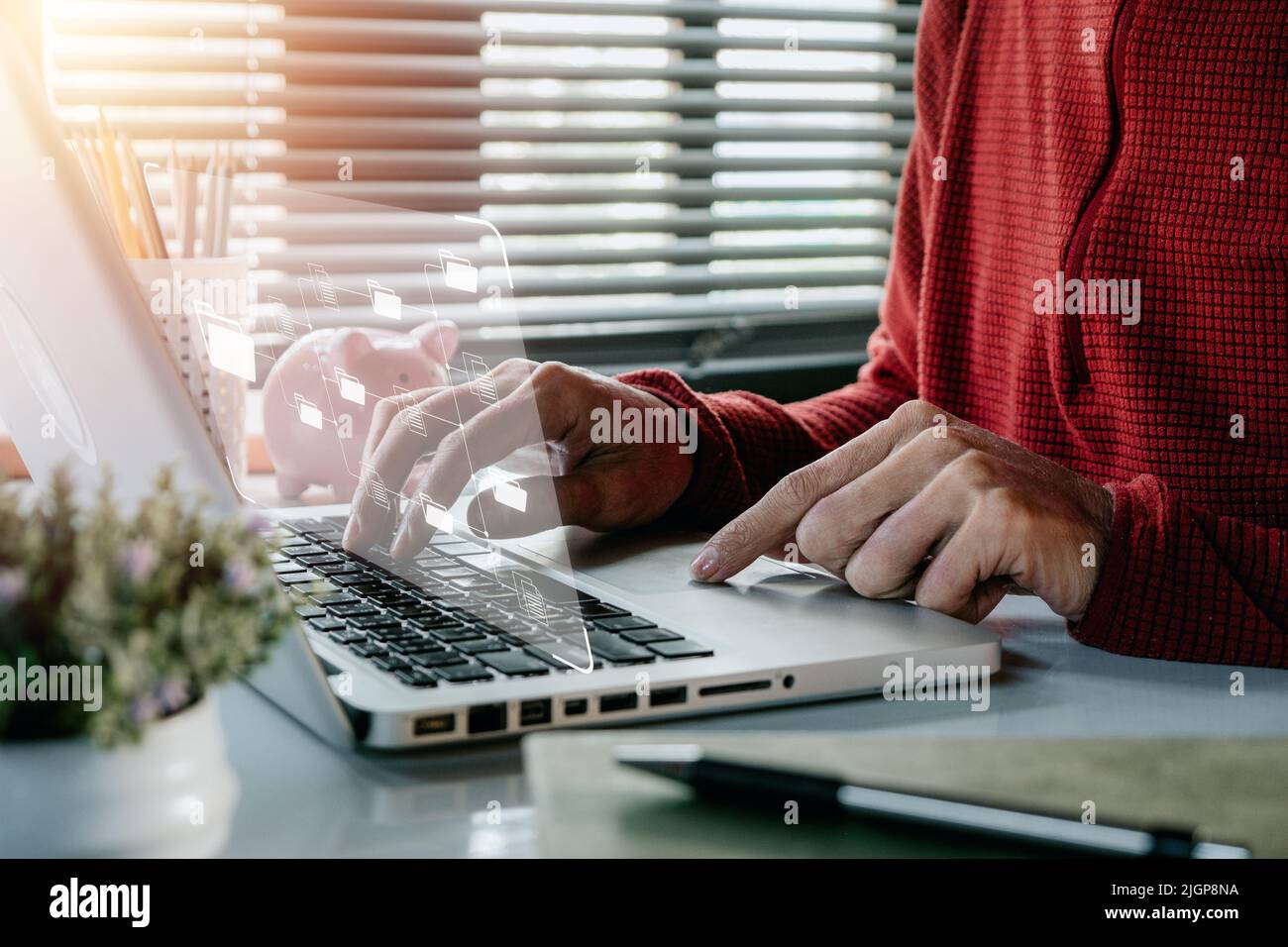 Concetto di sistema di gestione dei documenti, uomo d'affari che lavora sul sistema di gestione dei documenti (DMS) del computer portatile, database di documentazione online virtuale e. Foto Stock