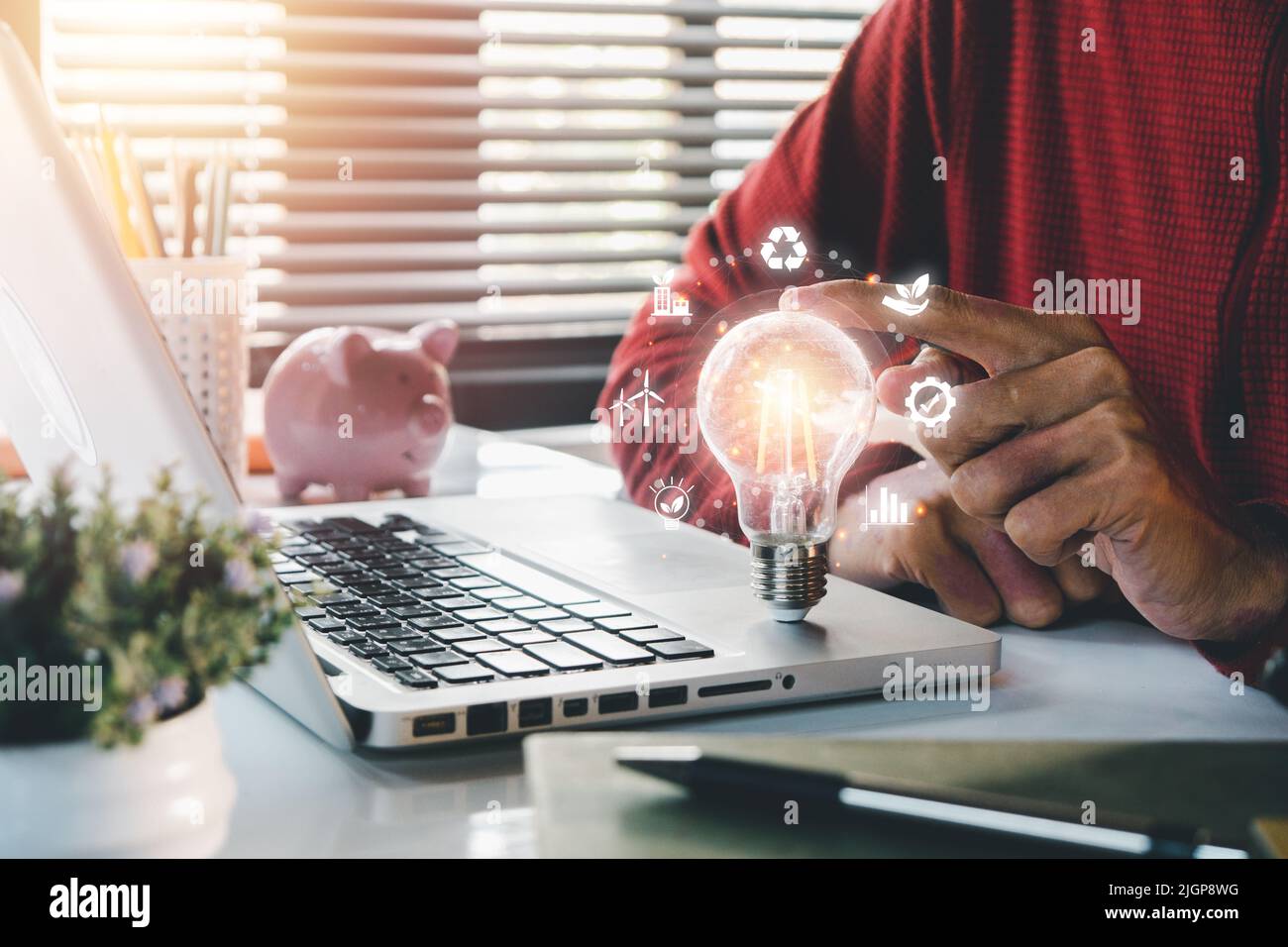 Lampada da mano per uomo d'affari con icona esg su schermo virtuale, concetto di ESG Environmental, social and corporate governance Foto Stock