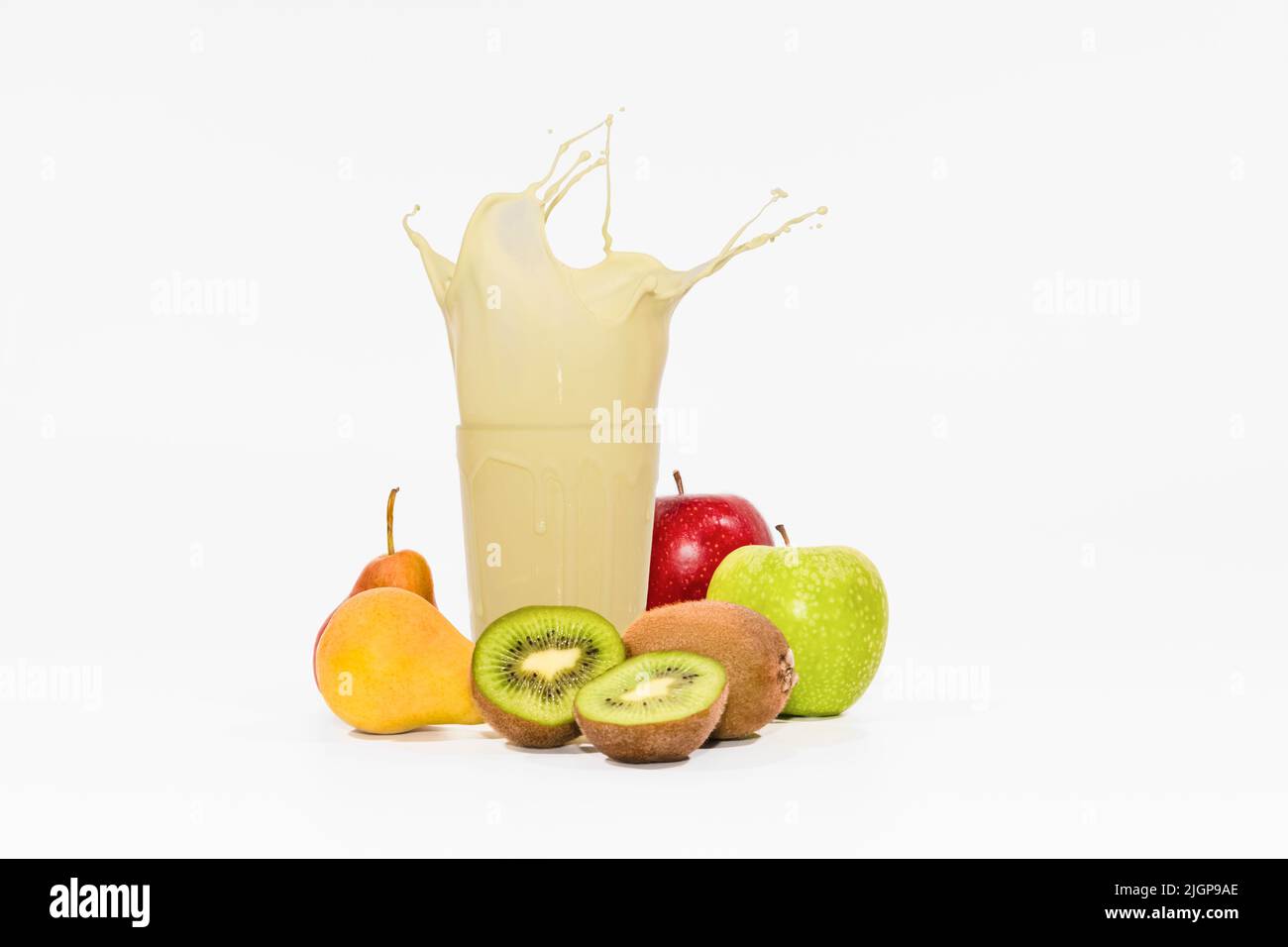 Bicchiere di succo di frutta circondato da frutta Foto Stock