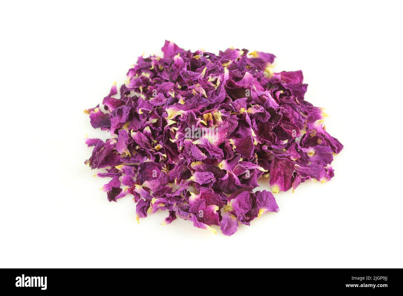 Mucchio di petali di rosa selvatici asciutti isolati su sfondo bianco. Pianta aromatica Foto Stock