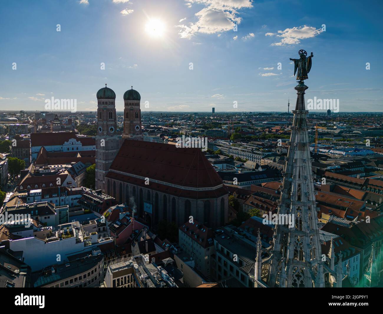 Frauenkirche e la Torre del Municipio di Monaco di Baviera, Germania Foto Stock