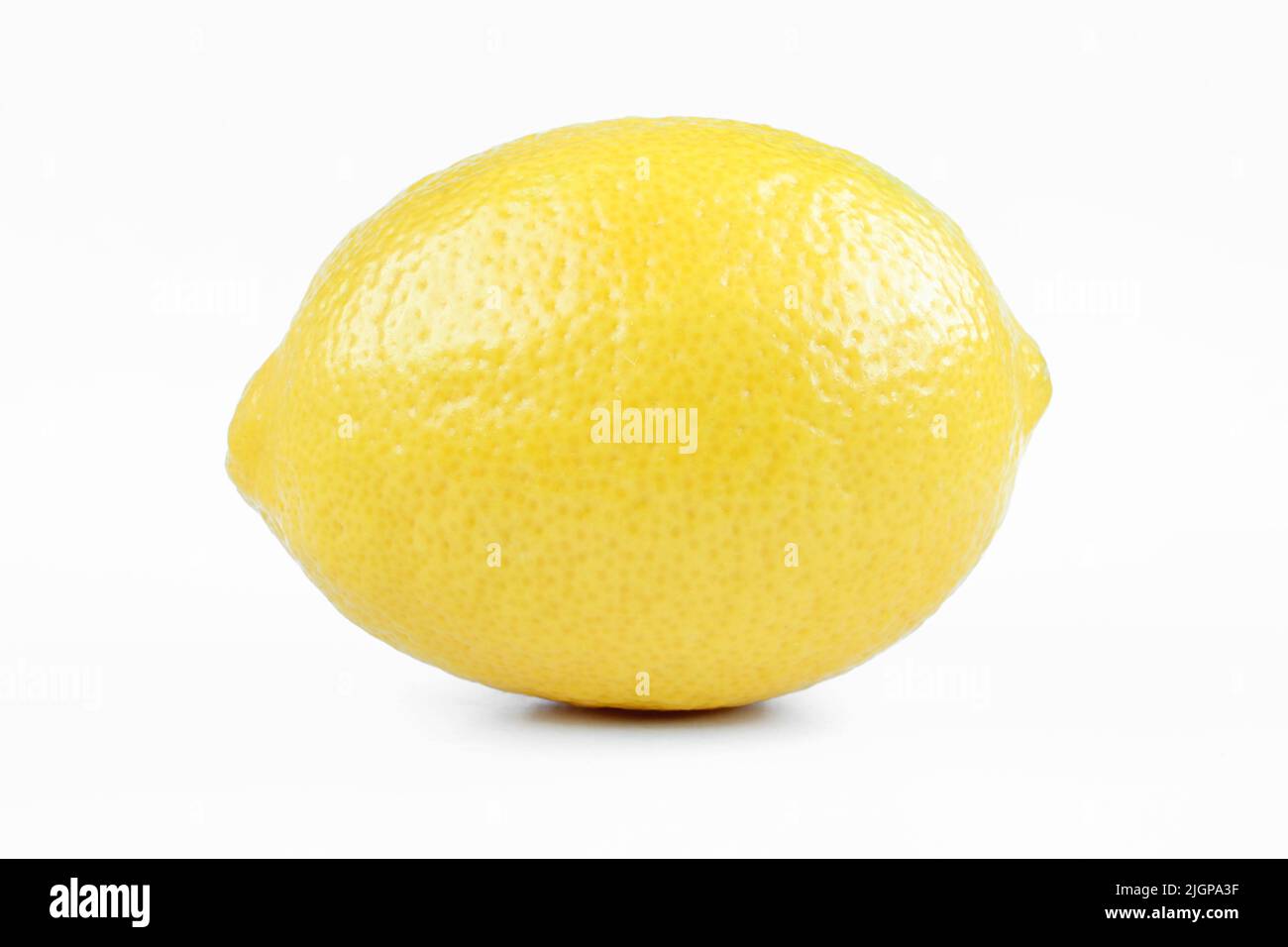 Limone giallo brillante frutta isolato su sfondo bianco Foto Stock