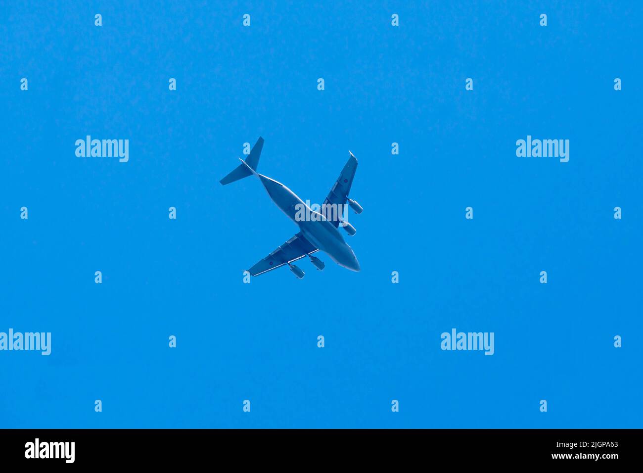 Royal Air Force (C17) Globemaster, contro un cielo blu. Aprile 2022. Foto Stock