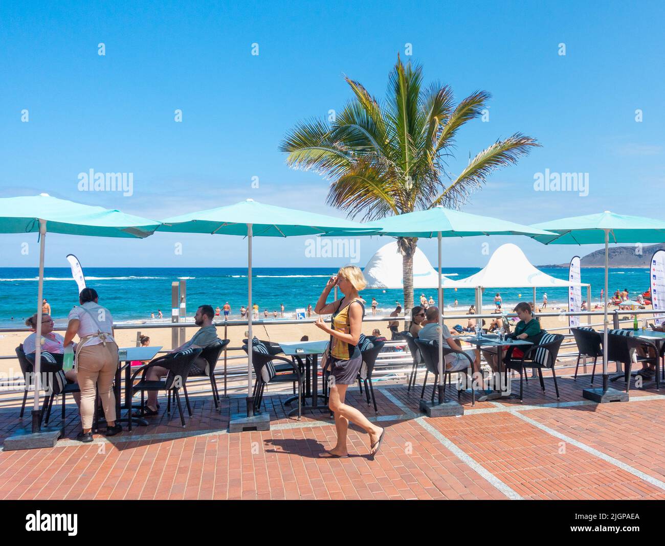 Las Palmas, Gran Canaria, Isole Canarie, Spagna. 12th luglio, 2022. Dopo un fine settimana con temperature superiori a 40 gradi Celsius su Gran Canaria, i turisti godono di una giornata meno soffocante sulla spiaggia della città di Las Palmas con la temperatura intorno a 30 gradi Celsius il Martedì. Credit: Alan Dawson/ Alamy Live News. Foto Stock