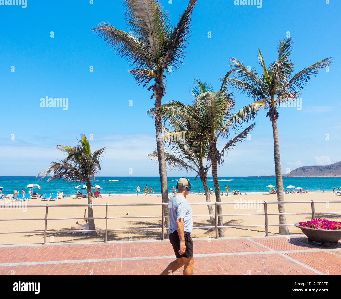 Las Palmas, Gran Canaria, Isole Canarie, Spagna. 12th luglio, 2022. Dopo un fine settimana con temperature superiori a 40 gradi Celsius su Gran Canaria, i turisti godono di una giornata meno soffocante sulla spiaggia della città di Las Palmas con la temperatura intorno a 30 gradi Celsius il Martedì. Credit: Alan Dawson/ Alamy Live News. Foto Stock