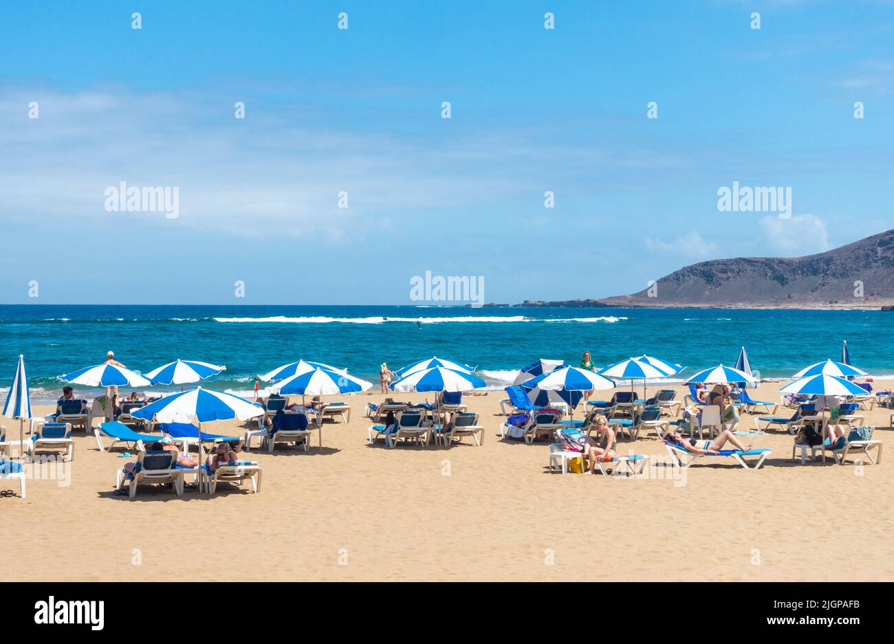 Las Palmas, Gran Canaria, Isole Canarie, Spagna. 12th luglio, 2022. Dopo un fine settimana con temperature superiori a 40 gradi Celsius su Gran Canaria, i turisti godono di una giornata meno soffocante sulla spiaggia della città di Las Palmas con la temperatura intorno a 30 gradi Celsius il Martedì. Credit: Alan Dawson/ Alamy Live News. Foto Stock