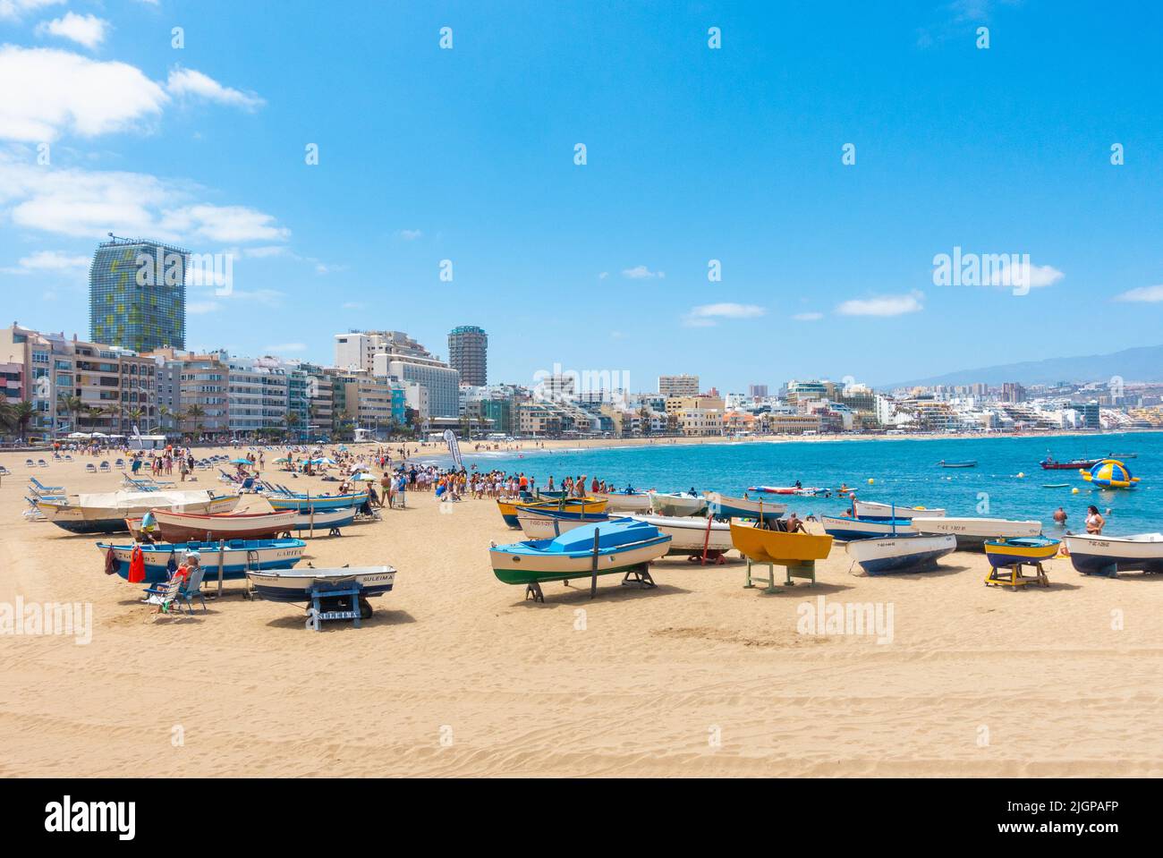 Las Palmas, Gran Canaria, Isole Canarie, Spagna. 12th luglio, 2022. Dopo un fine settimana con temperature superiori a 40 gradi Celsius su Gran Canaria, i turisti godono di una giornata meno soffocante sulla spiaggia della città di Las Palmas con la temperatura intorno a 30 gradi Celsius il Martedì. Credit: Alan Dawson/ Alamy Live News. Foto Stock