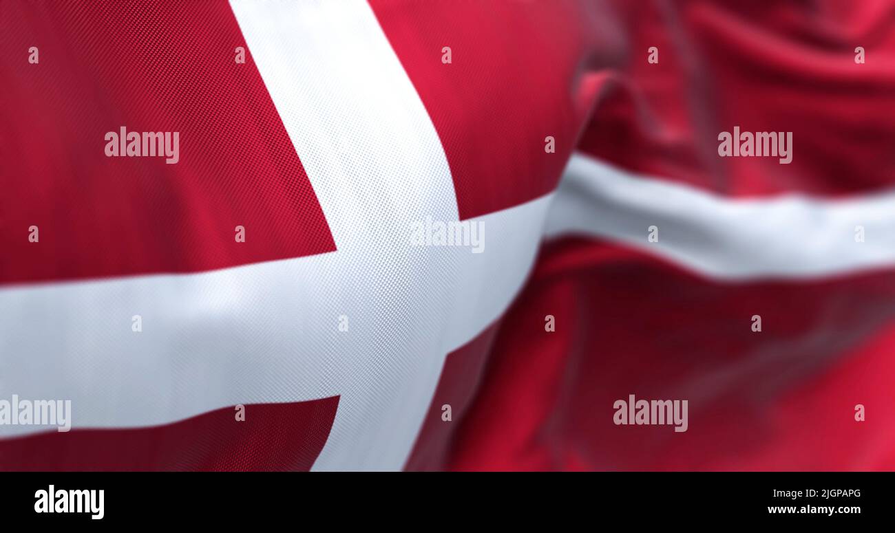 Vista ravvicinata della bandiera nazionale danese che sventola nel vento. Paese scandinavo situato nel nord Europa Foto Stock