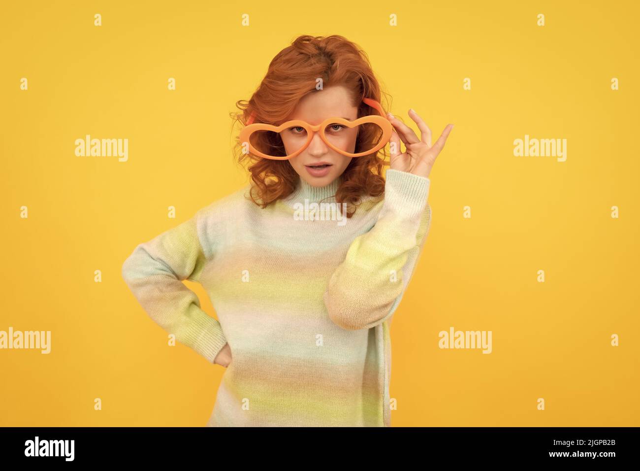 lascilo vedere. ragazza porta gli occhiali. festa di compleanno festeggiamenti. positività espressa. emozioni positive. Foto Stock