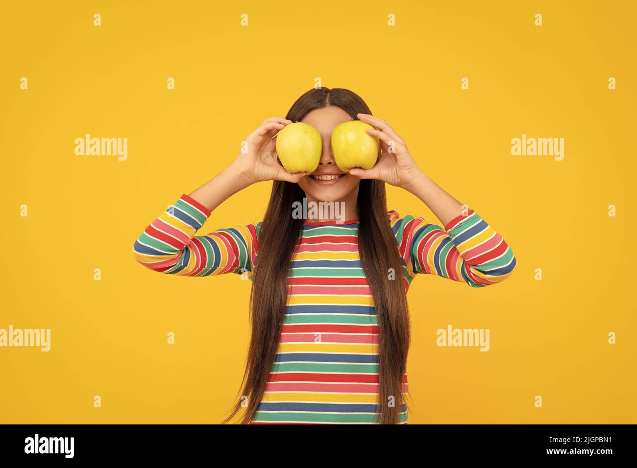 Le mele migliorano la vista. Il bambino felice tiene le mele agli occhi. Frutta per una buona salute degli occhi Foto Stock