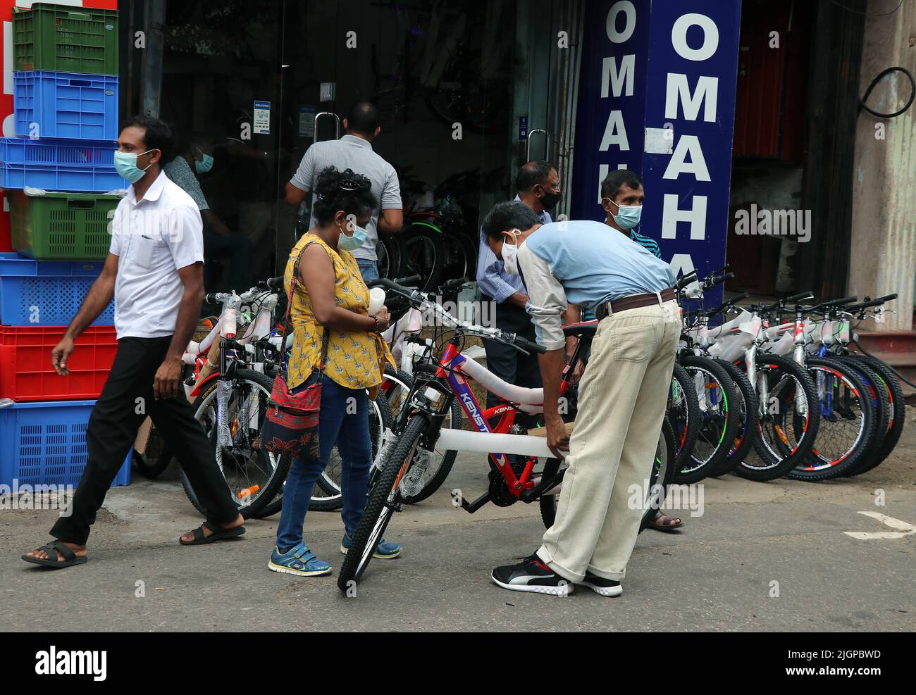 Colombo, Sri Lanka. 11th luglio 2022. I clienti acquistano biciclette in un negozio a Colombo, Sri Lanka, il 11 luglio 2022. A causa della grave carenza di carburante, i residenti locali hanno maggiori probabilità di viaggiare in autobus e in bicicletta a Colombo. Credit: Ajith Perera/Xinhua/Alamy Live News Foto Stock