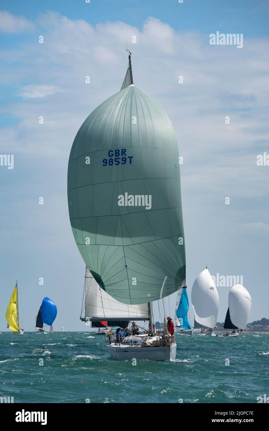 Lo spinnaker sembra funzionare bene per Beneteau primo 40,7 barca da corsa Addiction nell'isola di Wight Round la corsa dello yacht dell'isola Foto Stock