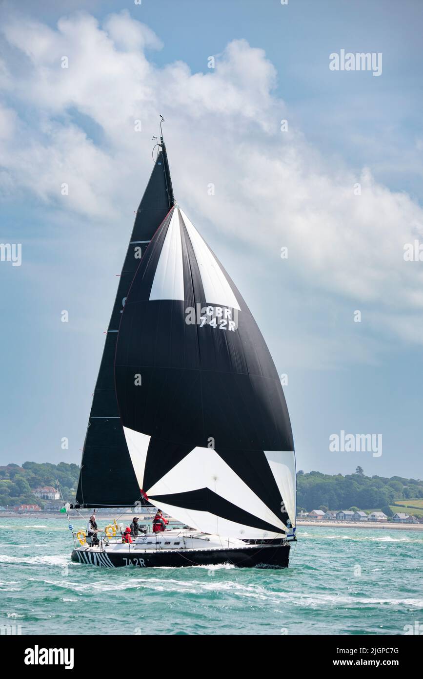 GBR742R Fast 42 Sailing Yacht Phezulu sulla sua strada per un accredito 126th nell'Isola di Wight Round l'Isola corsa tenuto sulla costa meridionale dell'Inghilterra Foto Stock