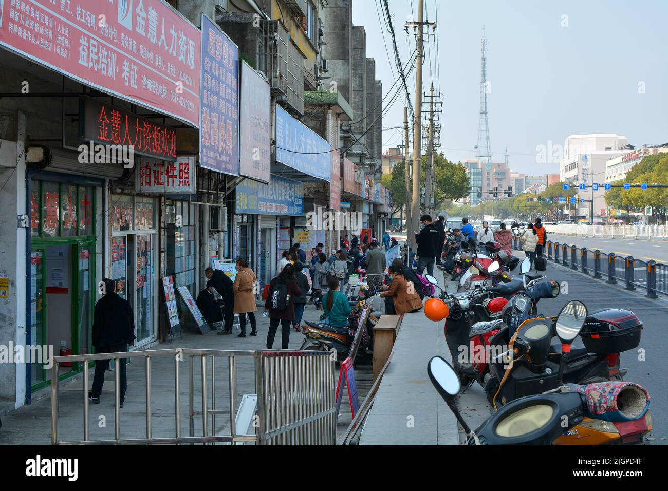 Agenzie di reclutamento nella città cinese di Jiaxing. Questi offrono un lavoro a bassa retribuzione e possibilmente temporaneo a coloro che cercano lavoro. Foto Stock
