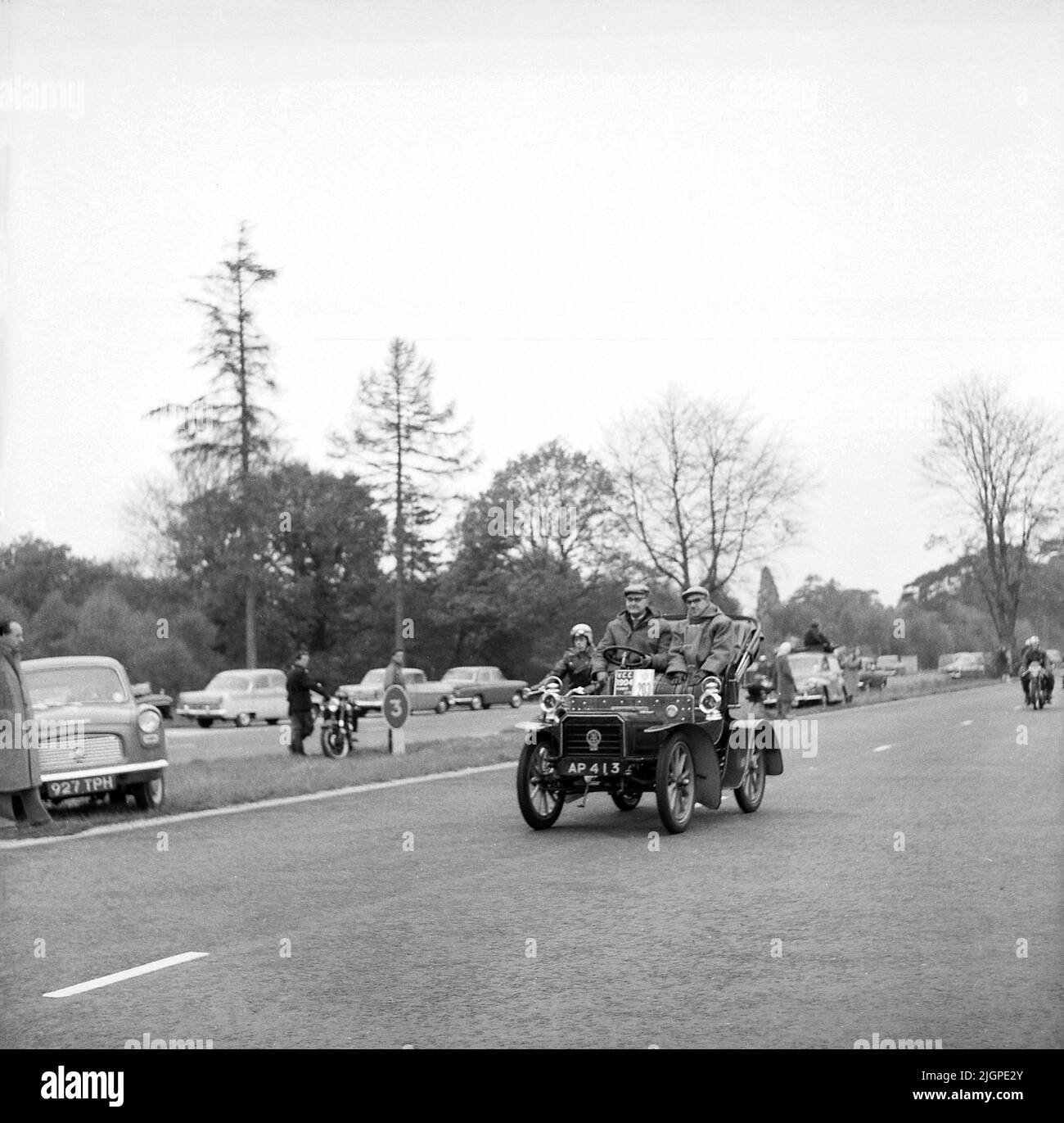 1960s, storico, Veteran Car Run, auto veterana open-top con targa, AP 413 sulla strada nella corsa annuale che va da Londra a Brighton. Foto Stock