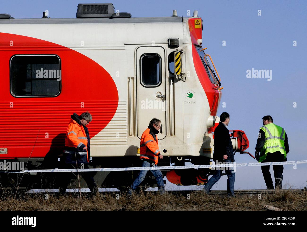 Potrebbe essere stato un paio di ruote sul treno merci che ha causato il deragliamento di mercoledì notte e incidente ferroviario a Linköping. Ciò non esclude l'autorità svedese per le indagini sugli incidenti (in svedese: Statens haverikommision), giunta giovedì mattina al sito dell'incidente lungo 600 metri tra Skäggetorp e Ryd a Linköping, Svezia. L'immagine mostra un treno passeggeri danneggiato durante l'incidente. Foto Stock