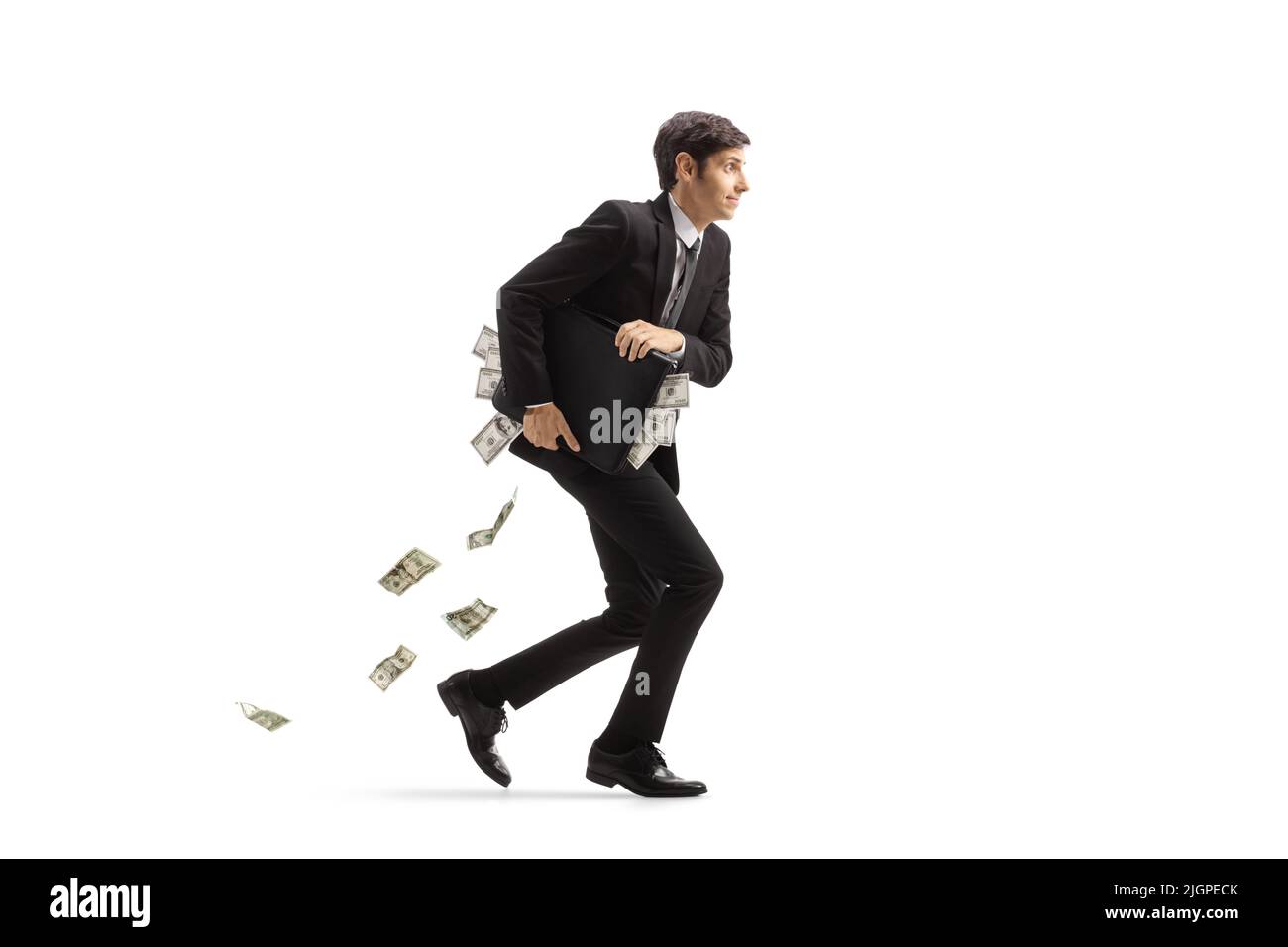 Colpo di profilo completo di un uomo d'affari che corre e tiene una valigetta piena di soldi isolato su sfondo bianco Foto Stock