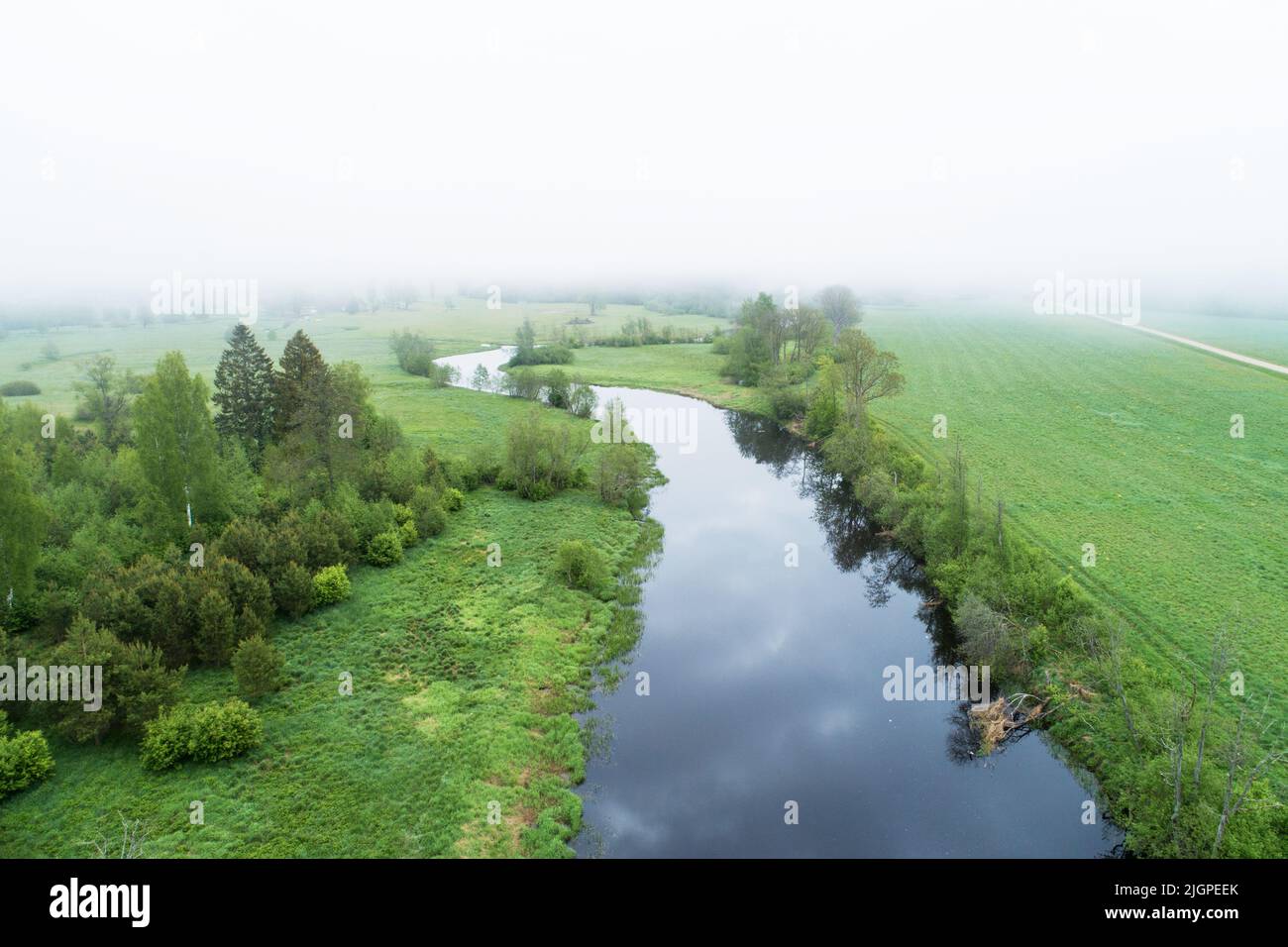 Vista ad alto angolo di un paesaggio di fiume nebbiosa in tarda primavera in Estonia, Nord Europa Foto Stock