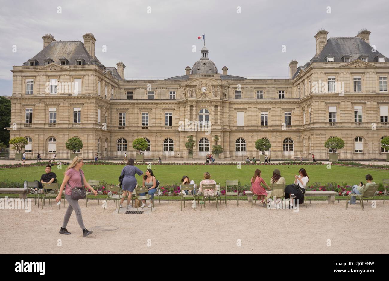 Persone al parco Jardin de Luxembourg a Parigi, Francia, Europa Foto Stock