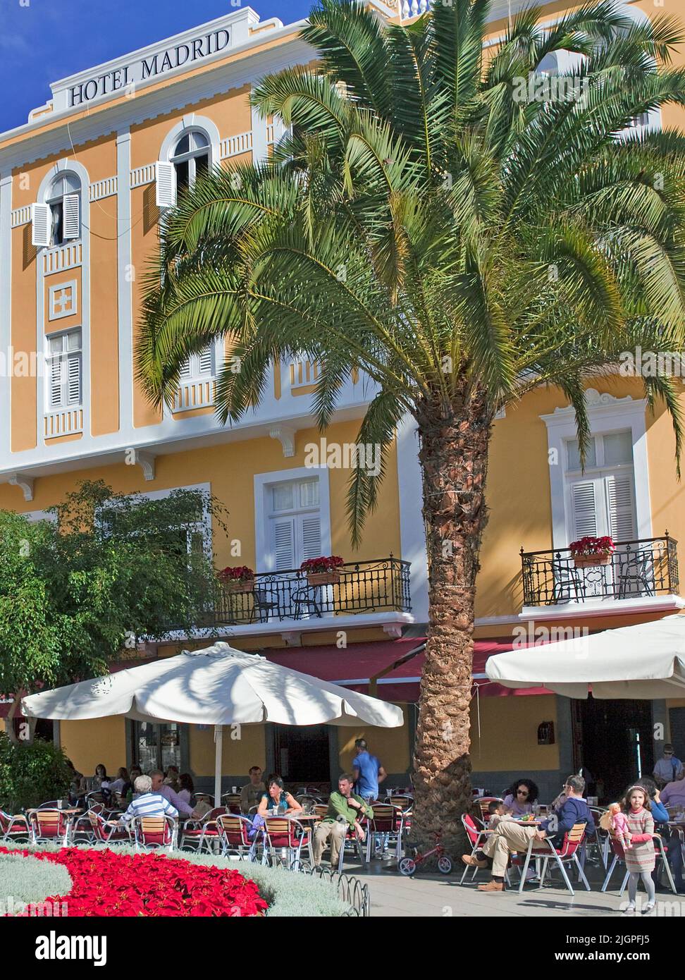 Hotel Madrid e caffetteria di strada presso Plaza Cairasco, centro storico di Triana, Las Palmas, Grand Canary, Isole Canarie, Spagna, Europa Foto Stock