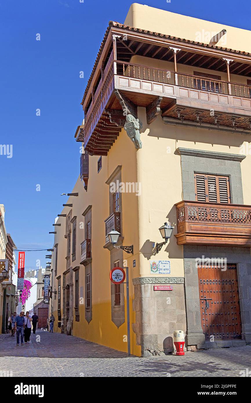 Tipica casa delle canarie con balconi in legno, centro storico di Vegueta, Las Palmas, Grand Canary, Isole Canarie, Spagna, Europa Foto Stock