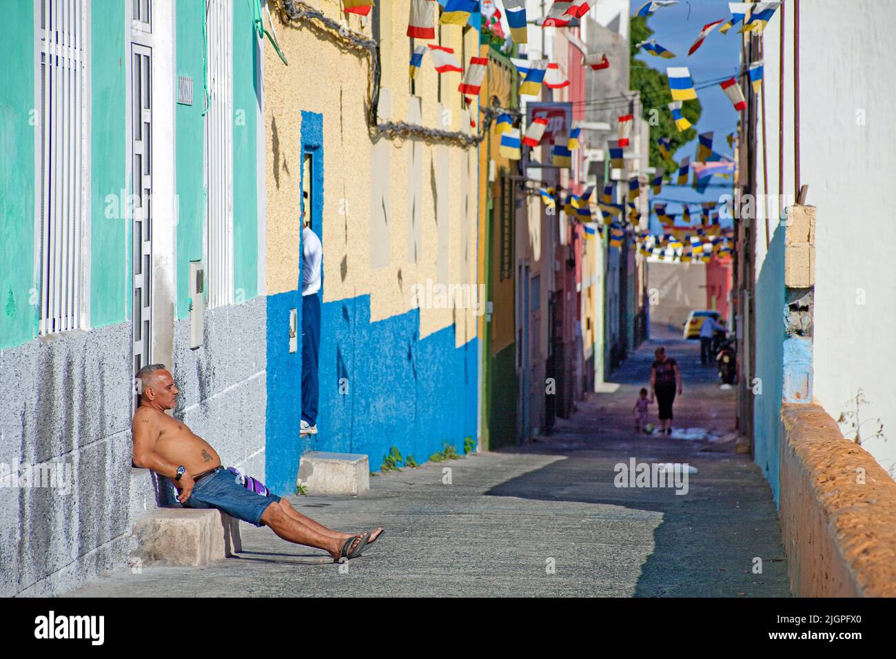 Uomo che dorme di fronte a una casa, vicolo in disrict San Nicolas, Las Palmas, Grand Canary, Isole Canarie, Spagna, Europa Foto Stock