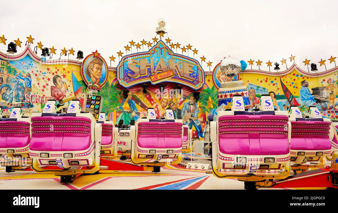 Colorato giro in funfair 'Shake & Roll' alla famosa fiera 'Rheinkirmes' 2022 a Düsseldorf/Germania, la più grande fiera del divertimento sul Reno. Foto Stock