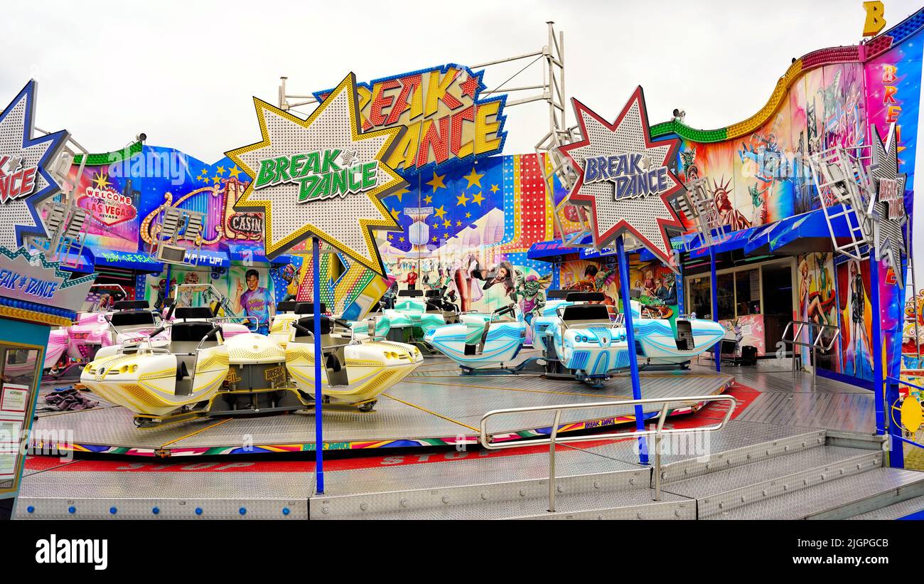 Variopinto giro in funfair 'Breakdance' alla famosa fiera 'Rheinkirmes' 2022 a Düsseldorf/Germania, la più grande fiera del divertimento sul Reno. Foto Stock