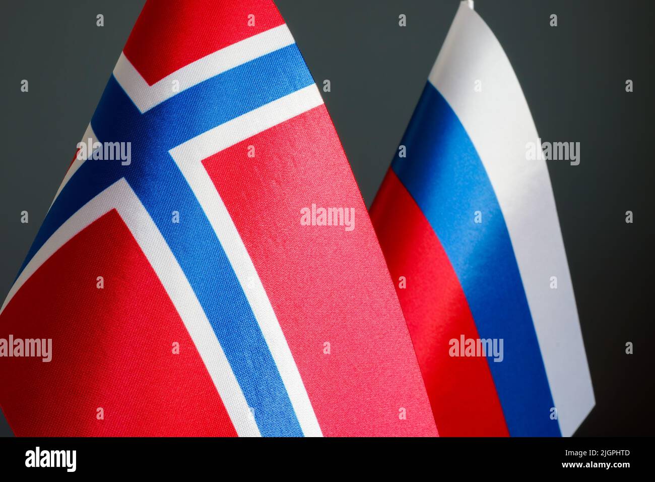Primo piano delle bandiere di Norvegia e Russia. Foto Stock