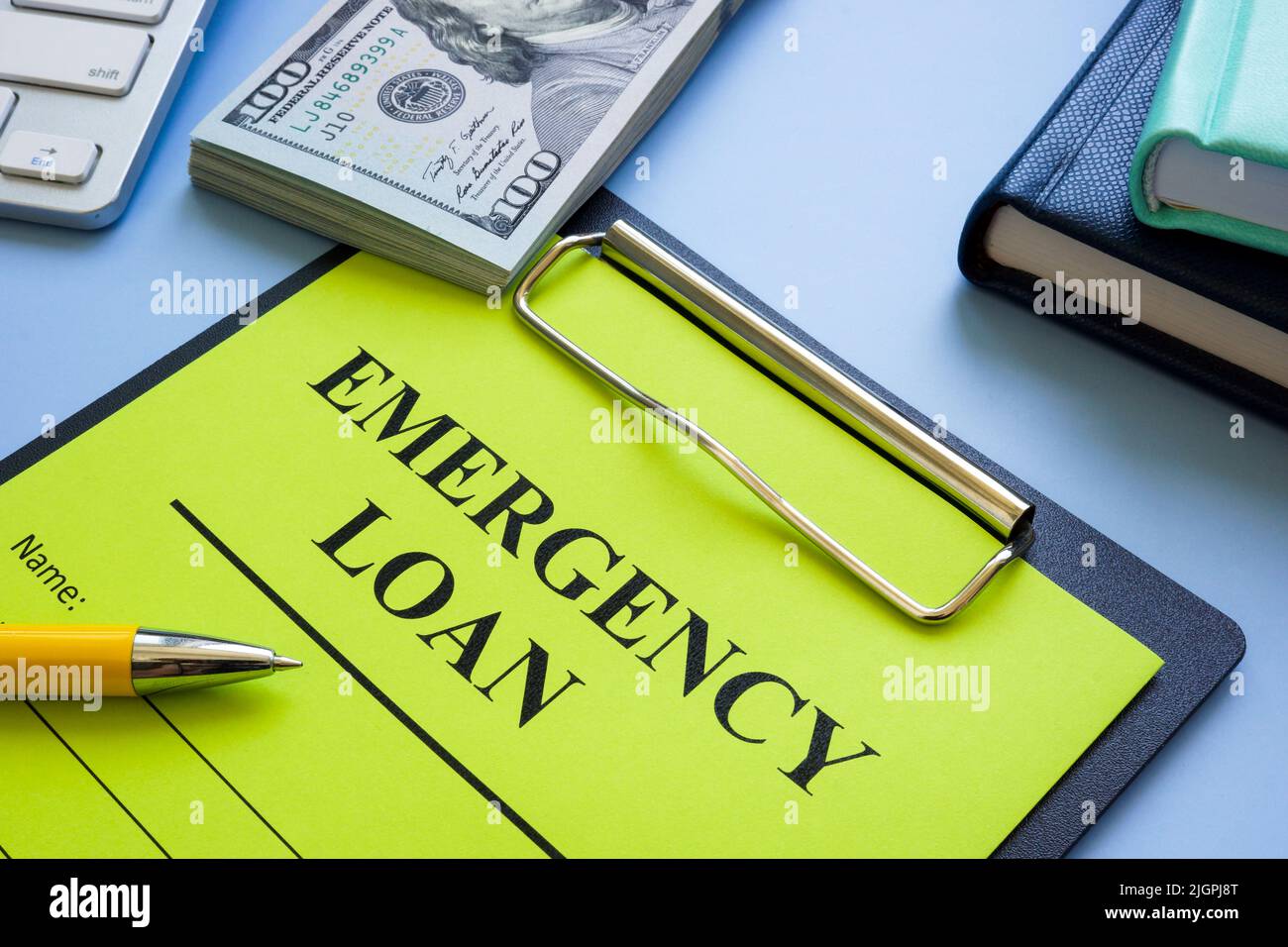 Applicazione di prestito di emergenza con appunti e denaro. Foto Stock