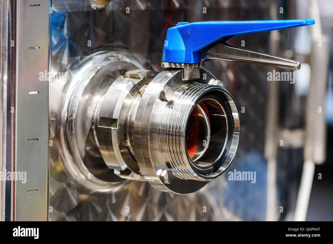 Valvola per la vinificazione industriale in acciaio inox, fuoco selettivo Foto Stock