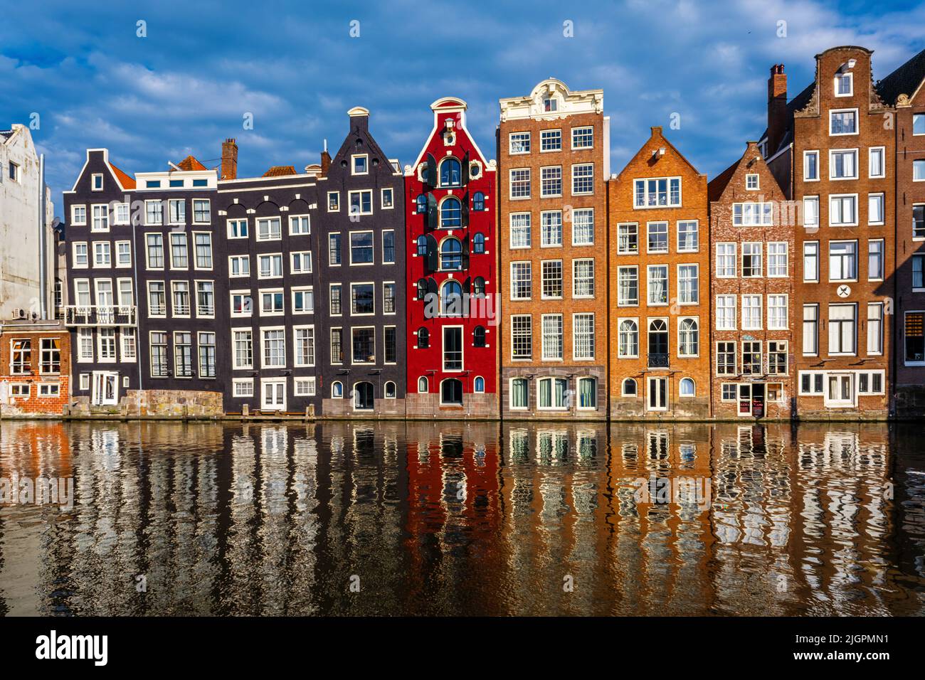 Vecchie case storiche al canale intorno a Damrak Amsterdam Foto Stock